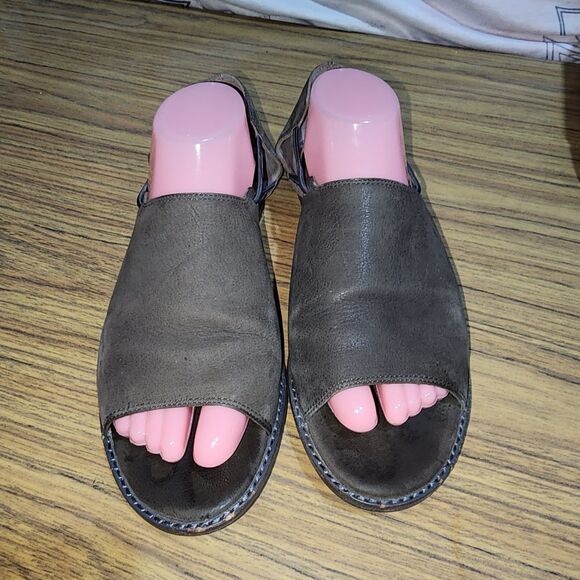 EILEEN FISHER Sz10 Taupe Leather Open Toe Elastic Sides Well Loved Flats Sandals - Picture 4 of 12